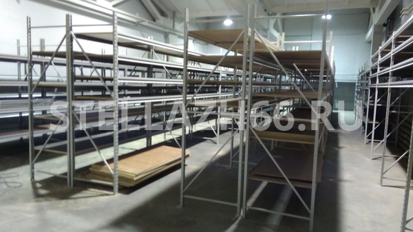 Грузовые стеллажи с настилом из ДСП 22 мм под скобяные изделия