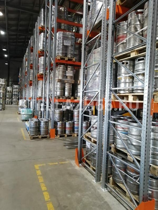 Фронтальные стеллажи под груз: пиво в кегах